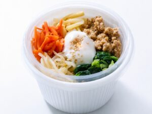 季節野菜のナムルとそぼろに温泉卵を添えたビビンバ丼