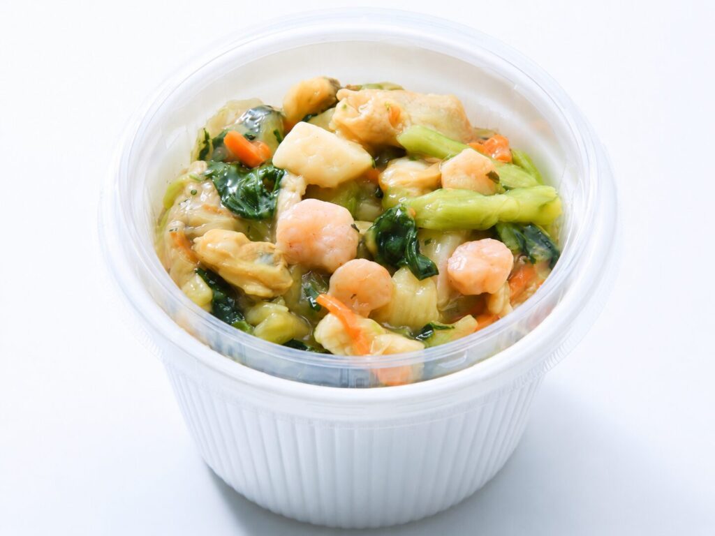 えびと野菜の五目うま煮を盛り付けた中華丼