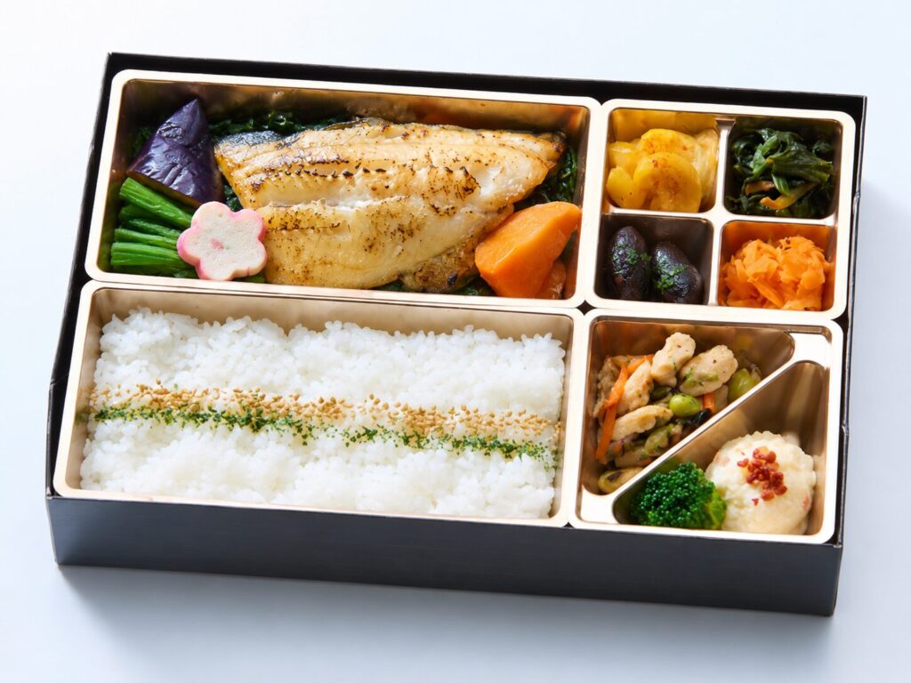 焼き魚のほっけと温野菜、副菜を盛り付けた焼き魚弁当