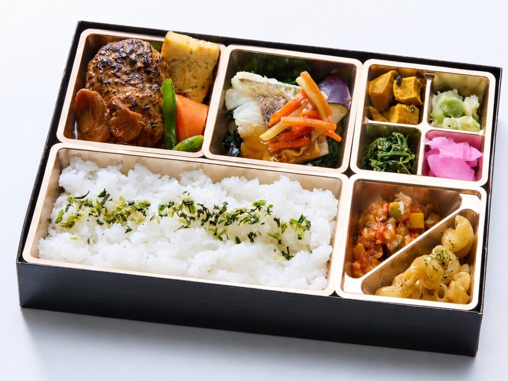デミグラスソースのハンバーグと白身魚の和風あんかけ、副菜を盛り付けた弁当