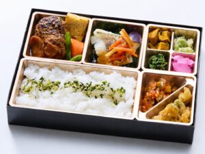 デミグラスソースのハンバーグと白身魚の和風あんかけ、副菜を盛り付けた弁当
