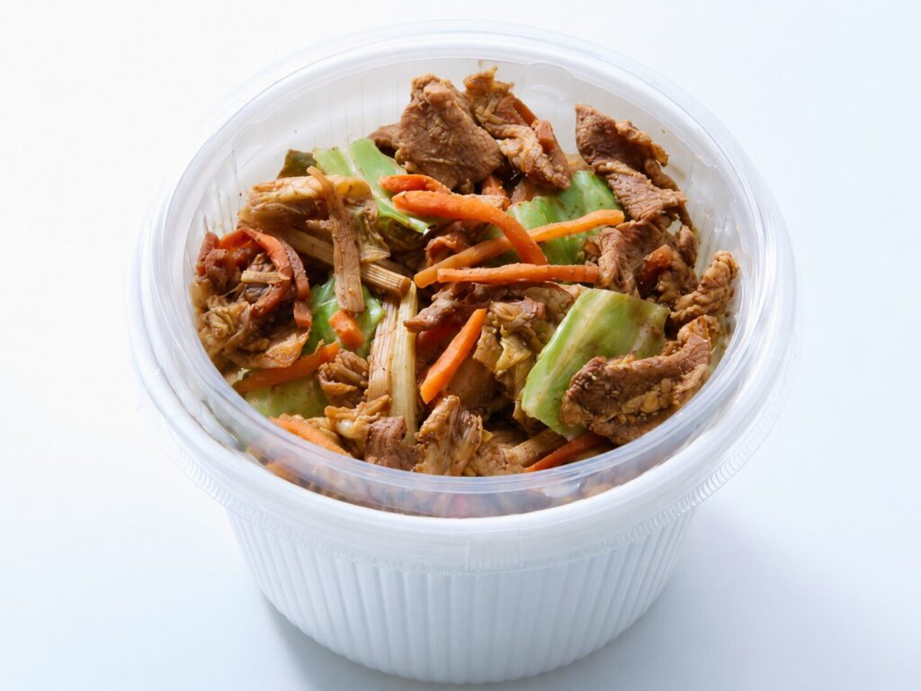 豚肉とキャベツなどの野菜を盛り付けた回鍋肉丼