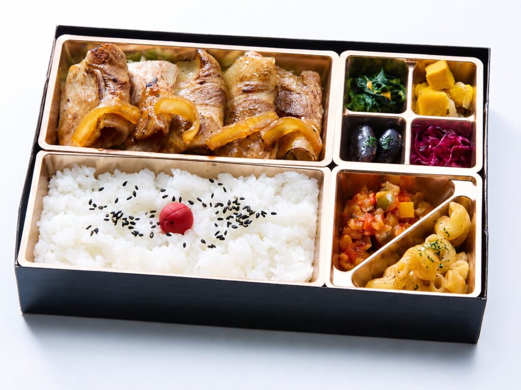 生姜焼きと温野菜、副菜を盛り付けた生姜焼き弁当