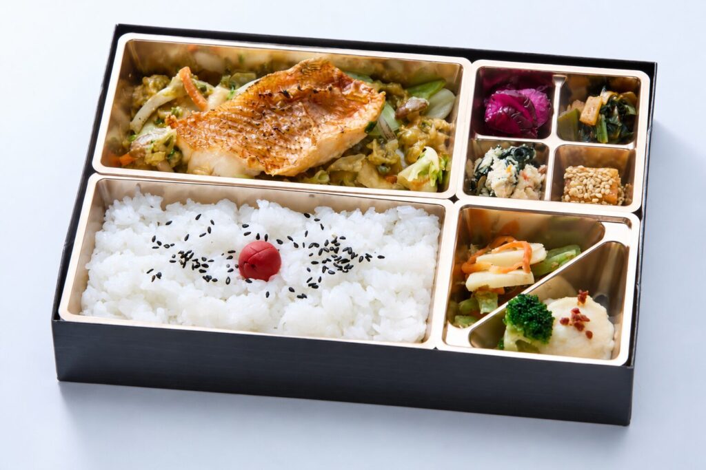 白身魚のちゃんちゃん焼きと温野菜、副菜を盛り付けた弁当