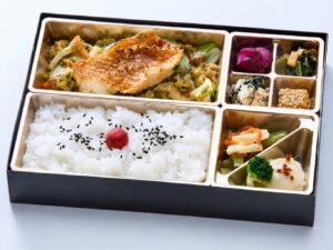 白身魚のちゃんちゃん焼きと温野菜、副菜を盛り付けた弁当