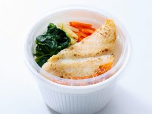 白身魚のチリソースと季節野菜のナムルを盛り付けた丼
