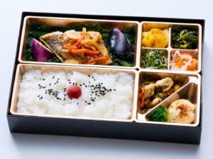 白身魚の和風あんかけと温野菜、副菜を盛り付けた弁当