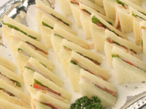 ハーブチキンとトマトのヘルシーサンドウィッチ