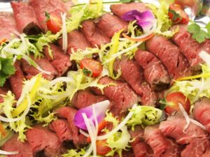 牛もも肉のローストビーフ 特製ソース
