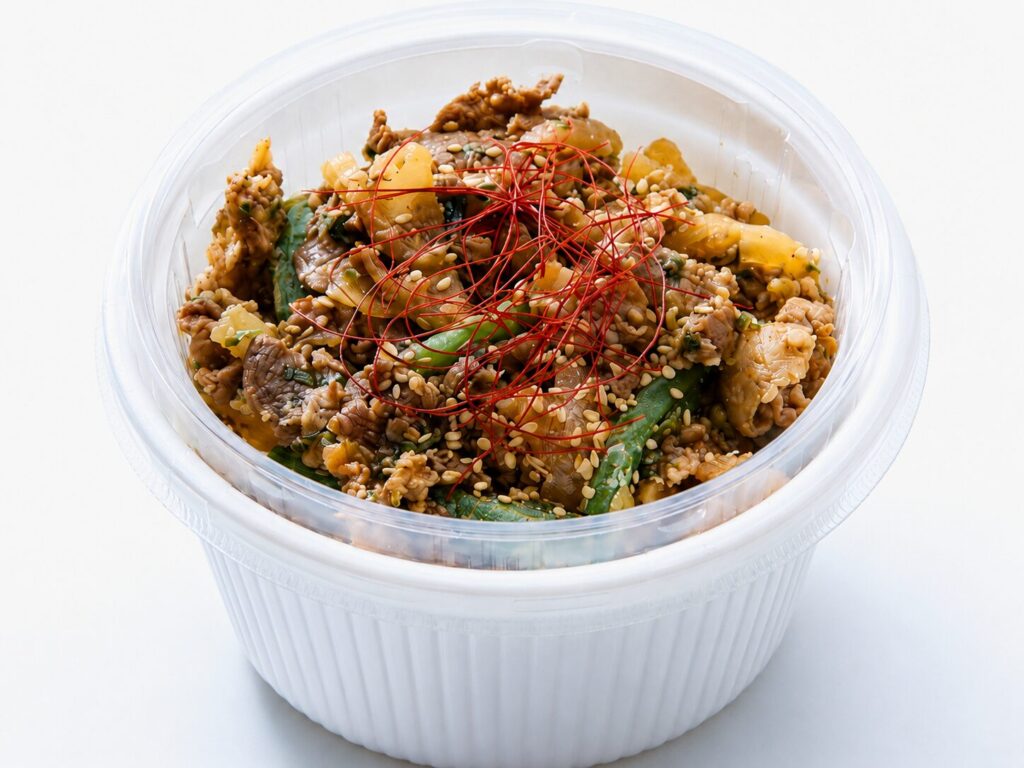 豚焼肉炒めに白ごまと糸唐辛子を添えた焼肉丼